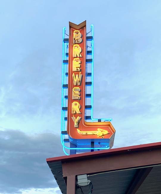 Vertical neon sign with arrow that reads "Brewery" in Truth or Consequences, NM