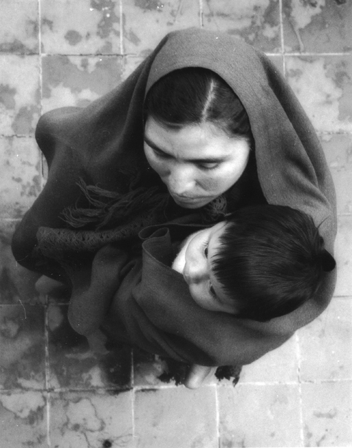 Manuel Carrillo, Untitled photo of woman and child, 1961, gelatin silver print