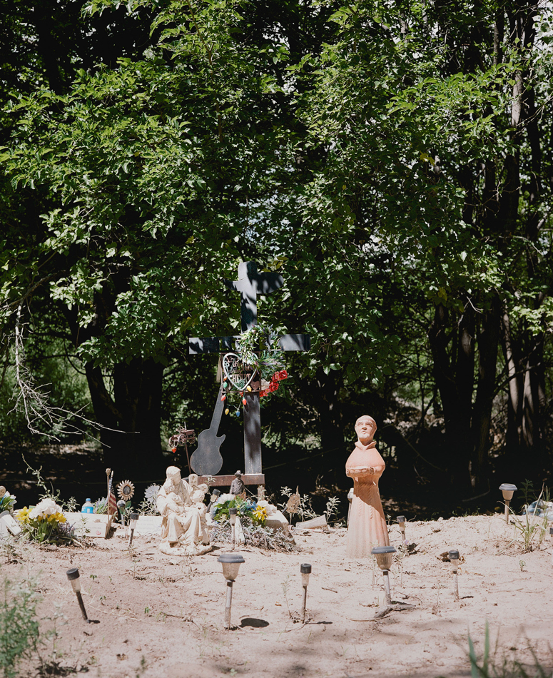 A photo by Sofie Hecht of a graveyard where Richard Lopez is buried