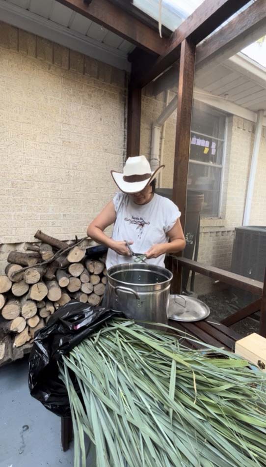 Ángel Faz processing Akokisa prairie grass 