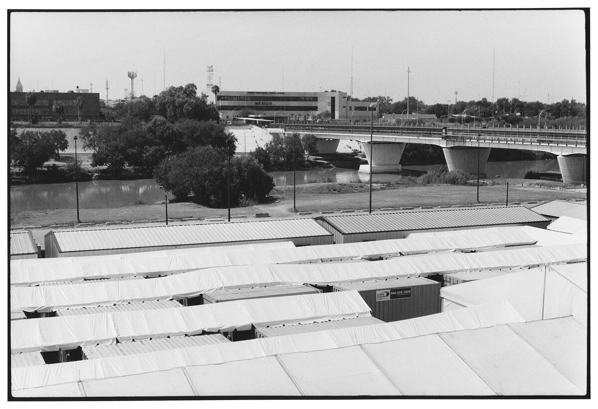 Black-and-white photograph of a scene along the Rio Grande/Rio Bravo. Zoe Leonard's Al rio/To the River series is featured in a new publication by Hatje Cantz.