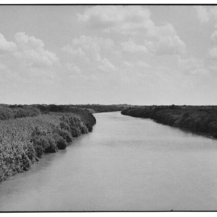 Black-and-white photograph of a scene along the Rio Grande/Rio Bravo. Zoe Leonard's Al rio/To the River series is featured in a new publication by Hatje Cantz.