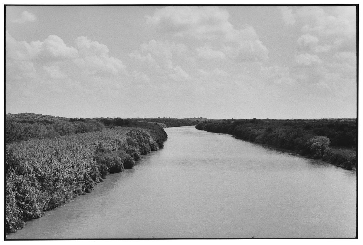 Black-and-white photograph of a scene along the Rio Grande/Rio Bravo. Zoe Leonard's Al rio/To the River series is featured in a new publication by Hatje Cantz.