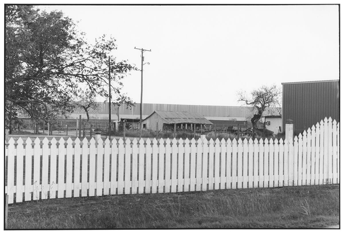 Black-and-white photograph of a scene along the Rio Grande/Rio Bravo. Zoe Leonard's Al rio/To the River series is featured in a new publication by Hatje Cantz.