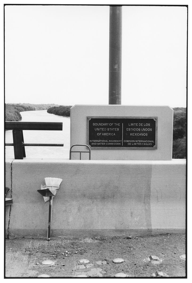 Black-and-white photograph of a scene along the Rio Grande/Rio Bravo. Zoe Leonard's Al rio/To the River series is featured in a new publication by Hatje Cantz.