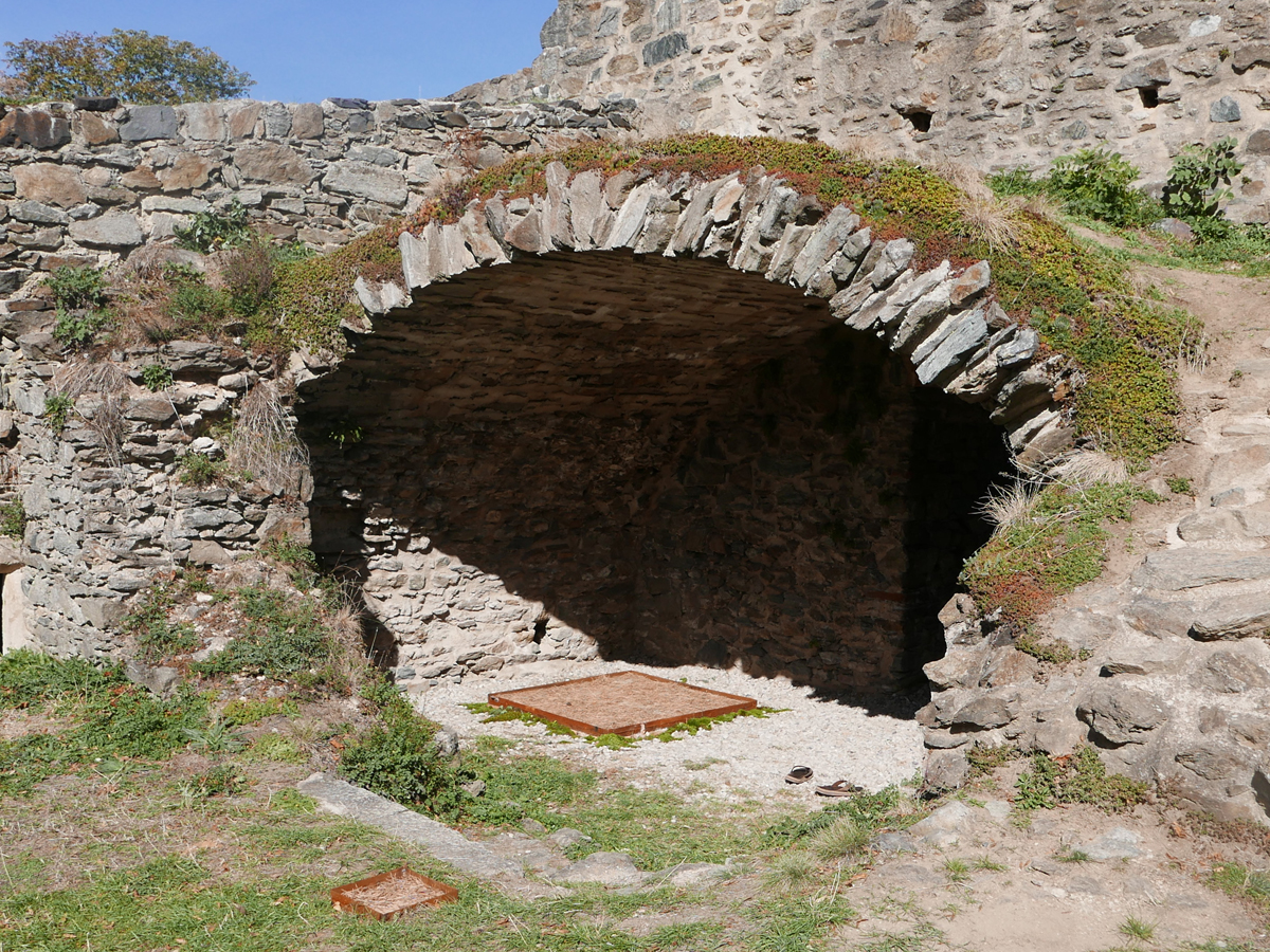 Joshua Graham art installation at Klenova Castle