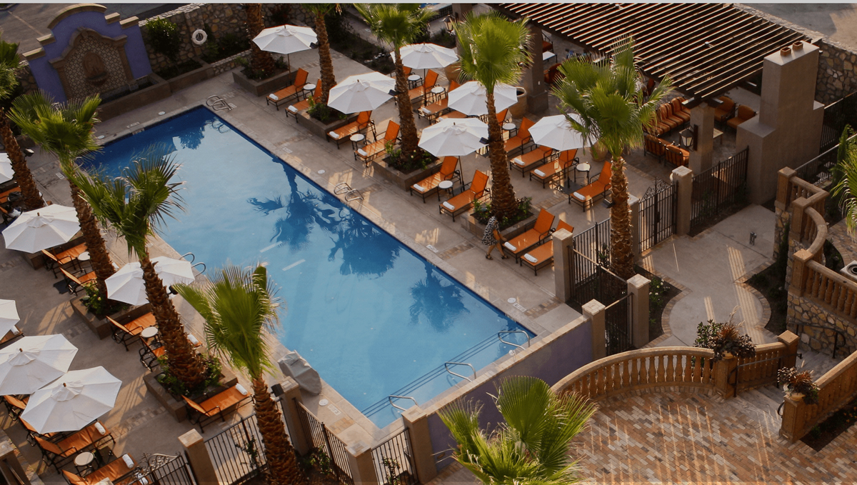 The pool at Hotel Encanto de Las Cruces.