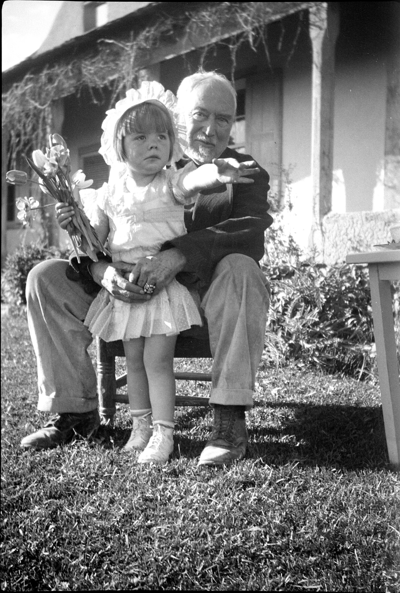Historical photograph of a young Virginia Couse Leavitt with her grandfather, Eanger Irving Couse.