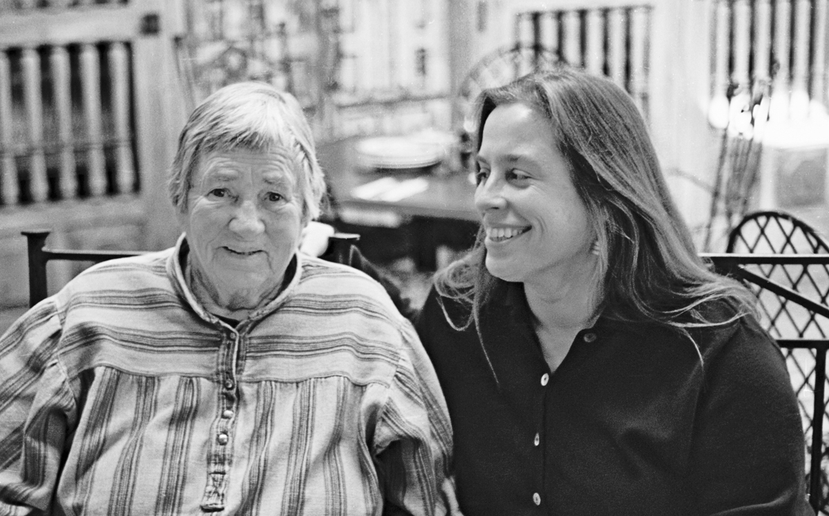 Agnes Martin with her unofficial protege, sculptor Karen Yank.