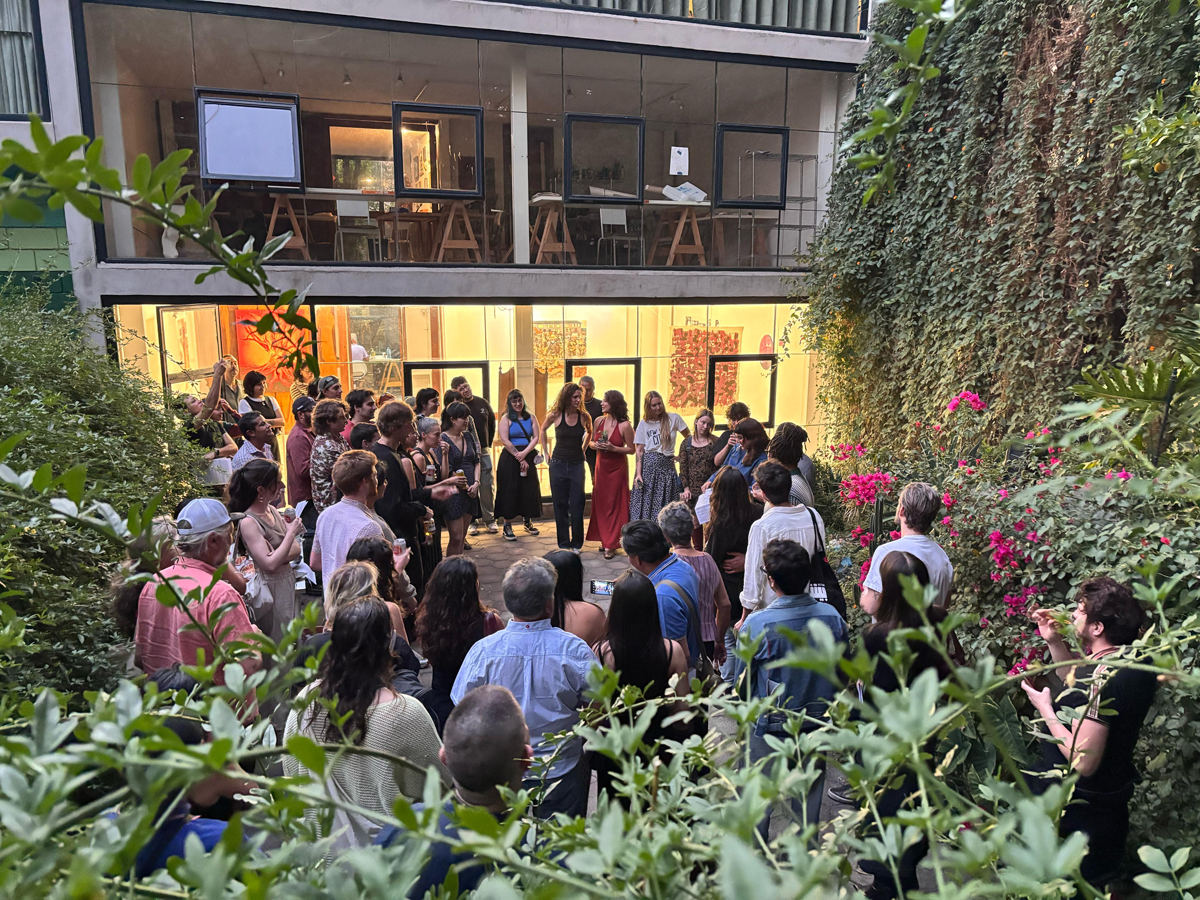 A group of artist residents in a lush CDMX courtyard. The Casa Lü Parque residency is just one of the top Mexico City artist residencies on this strategic list for visual artists and curators.