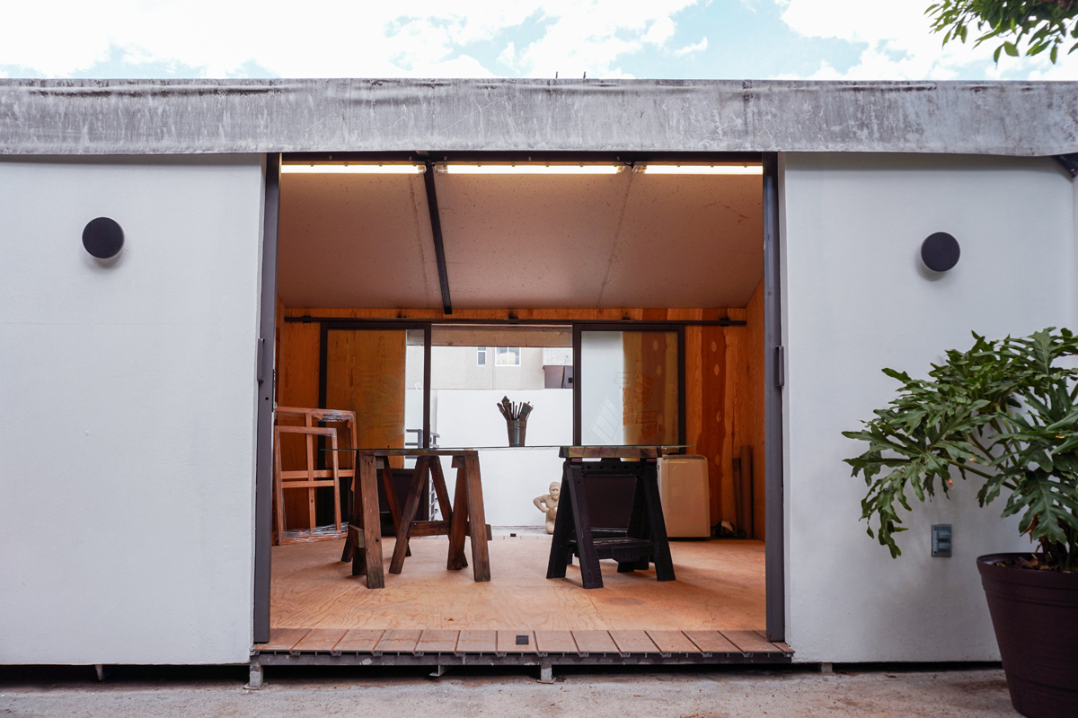 An art studio in CDMX with warm wood paneling. The Estudio Chapulín residency is just one of the top Mexico City residencies on this list for visual artists and curators.