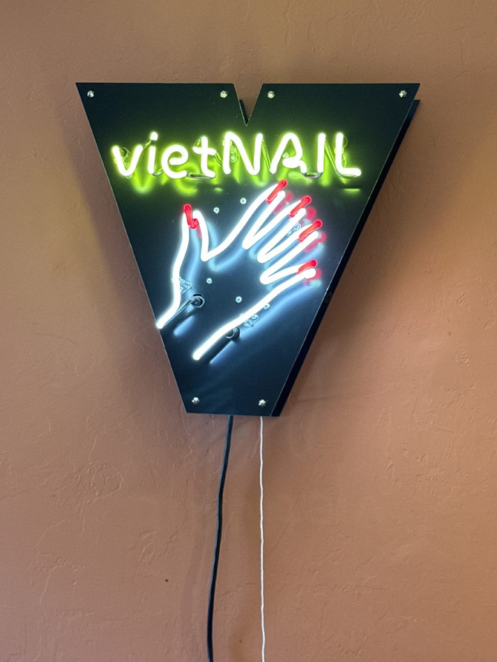 Neon sign that reads "VietNAIL."