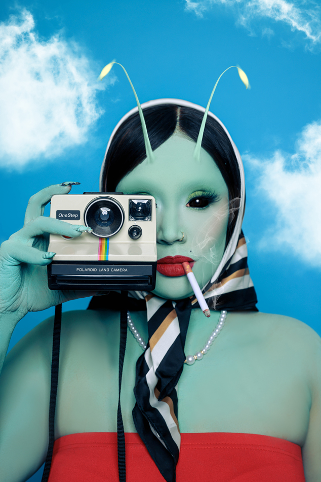 Tourist alien by Nevada-based artist Faye Lenore.