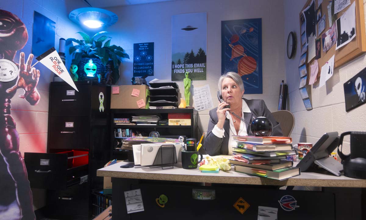 Adrian Pijoan, <i>The moon is full and so are all our inboxes</i>, installation view of the office